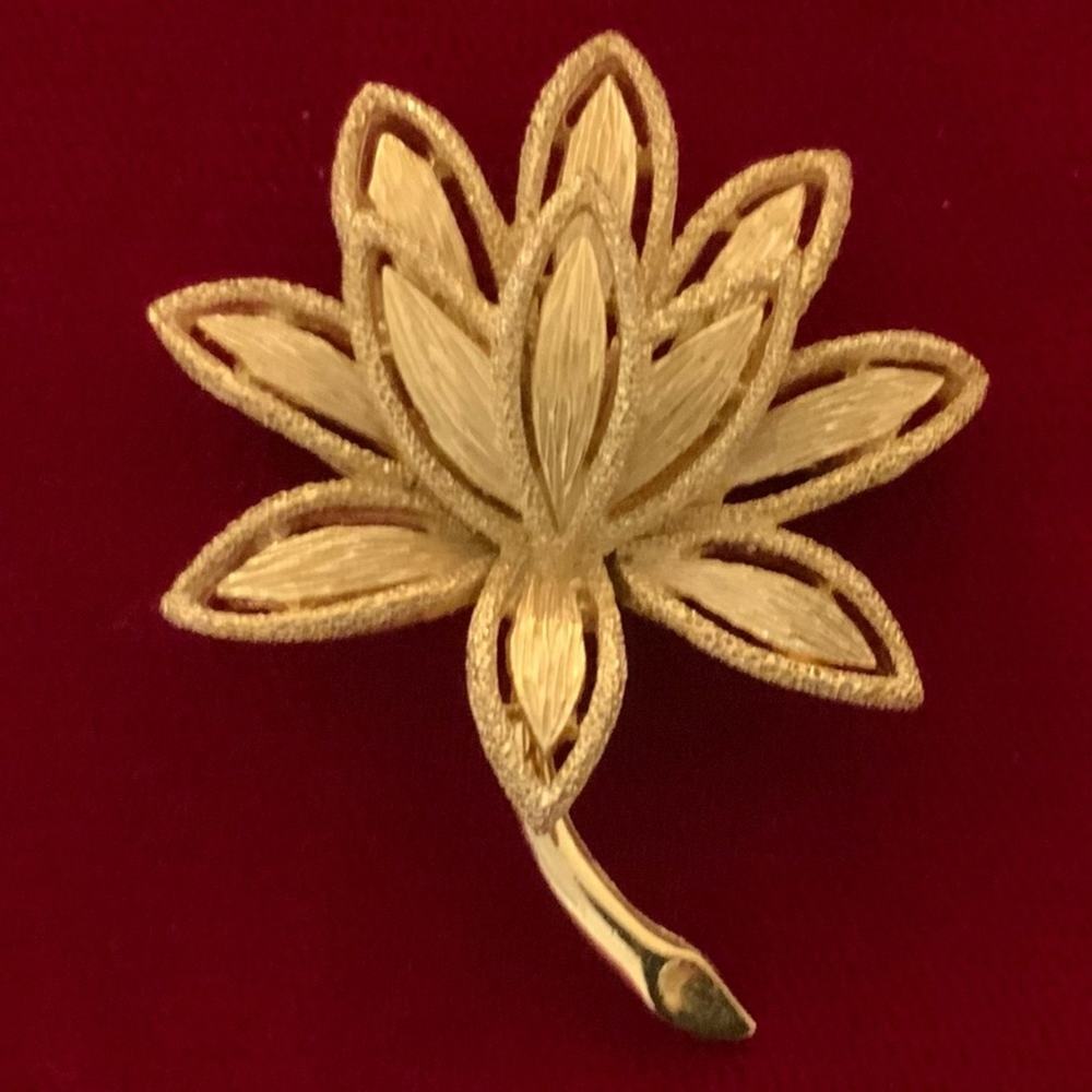 Vintage Gold Avon Brooch